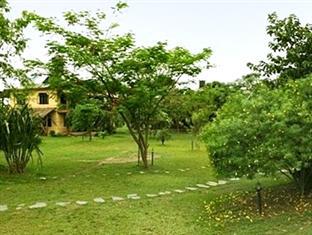 Hotel Sapana Village Lodge Читван Экстерьер фото